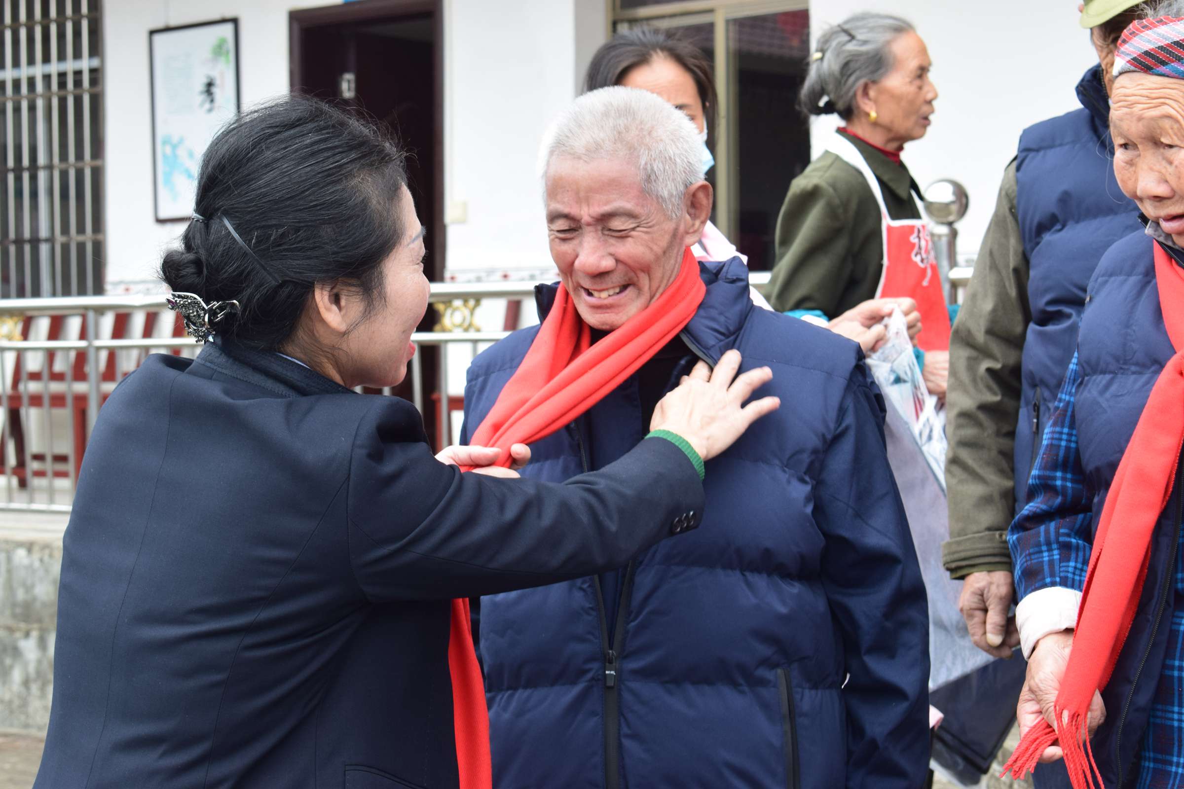 在井冈山黄坳敬老院送温暖活动