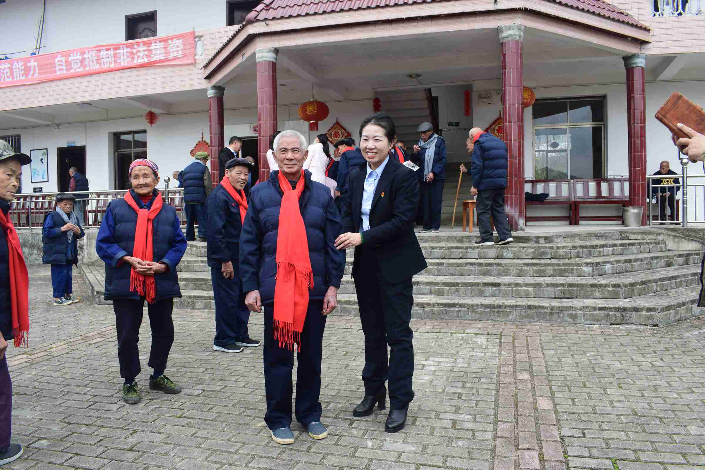 在井冈山黄坳敬老院送温暖活动